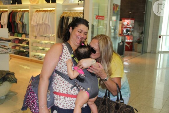 Susana Vieira beija bebê de fã, no aeroporto
