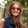Óculos de sol no verão: modelo com lentes coloridas tem pegada retrô e promete conquistar os looks da estação