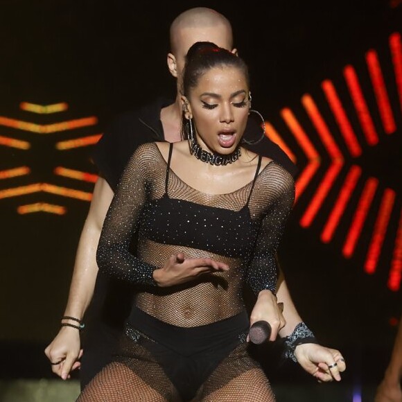 Anitta ostenta barriga sarada em look transparente de show