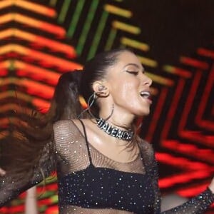 Colar com Balenciaga em letras garrafais usado por Anitta custa R$ 8 mil na Farfetch