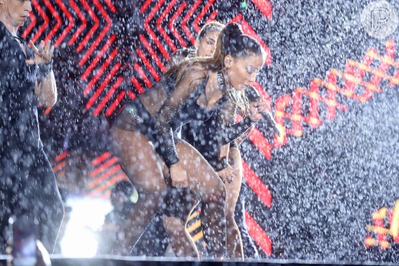 Anitta encara forte chuva no Rio de Janeiro em palco de show