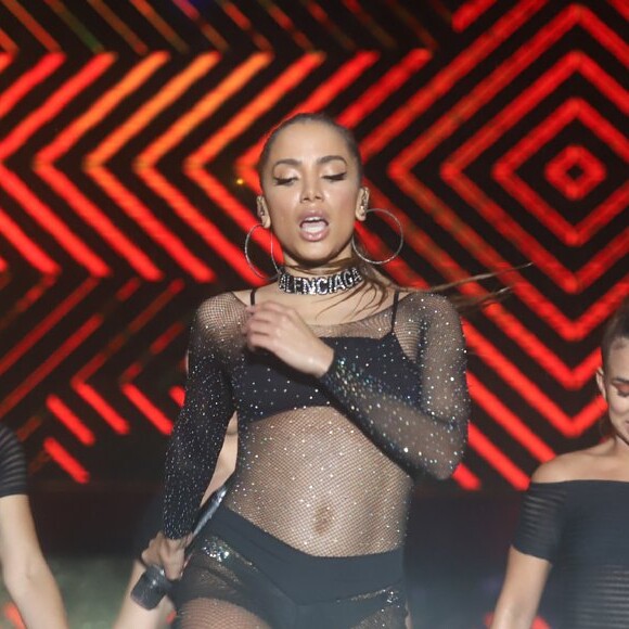 Anitta chama atenção com maxicolar da marca espanhola Balenciaga