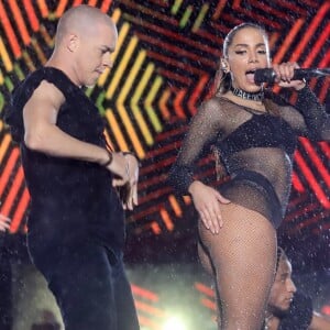 Anitta sensualiza com bailarino em performance de música e leva público à loucura