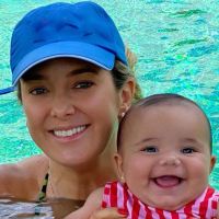 Filha de Ticiane Pinheiro, Manuella rouba a cena em banho na piscina: '1ª vez'