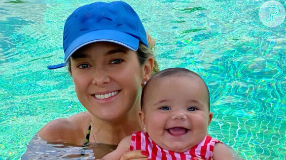 Ticiane Pinheiro levou a filha Manuella ao primeiro banho de piscina neste domingo, 24 de novembro de 2019