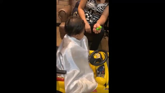 Felipe Araújo levou o filho para cortar o cabelo pela primeira vez nesta segunda-feira, 25 de novembro de 2019