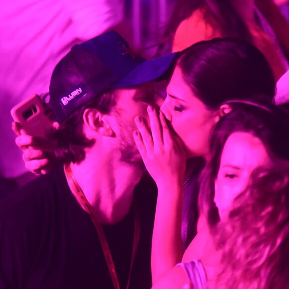 Paloma Bernardi e Dudu Pelizzari trocam beijos em cruzeiro de Wesley Safadão