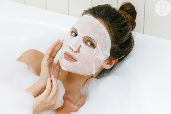 As máscaras de tecido podem ser levadas na mala de viagem para hidratar a pele de forma rápida e intensa