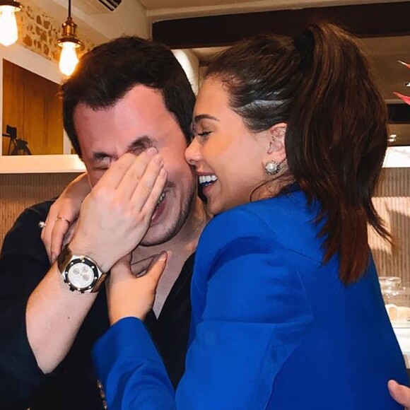Flavia Pavanelli posa em clima de diversão e romance com Junior Mendonza
