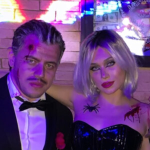 Flavia Pavanelli e Junior Mendonza curtiram halloween fantasiados em festa realizada na mansão do empresário