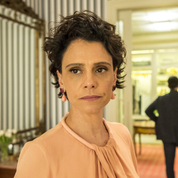 Lídia (Malu Galli) não aceita a separação e vai atrás de Érica (Nanda Costa) na novela 'Amor de Mãe'