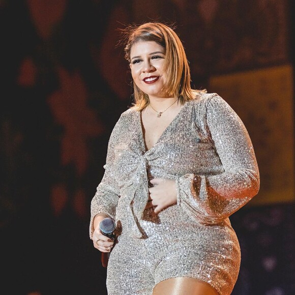 Marília Mendonça usou look justo na cintura e evidenciou barriga de gravidez