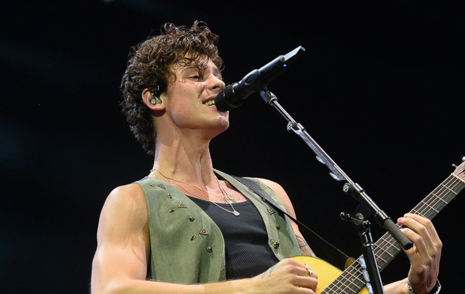 Ídolo de Larissa Manoela, Shawn Mendes cai durante show em São Paulo