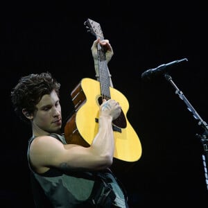 Shawn Mendes mostra habilidade com violão em show