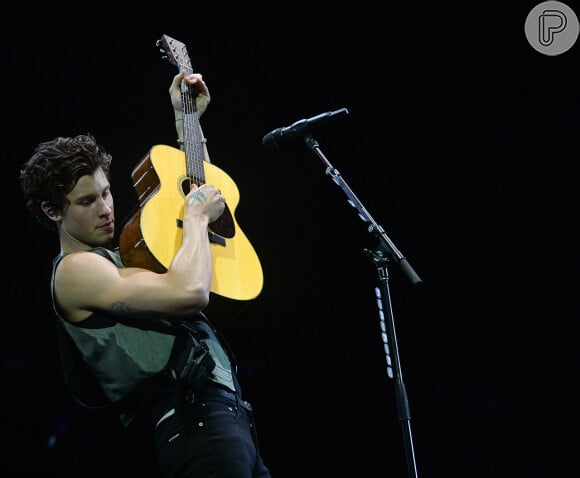 Shawn Mendes mostra habilidade com violão em show