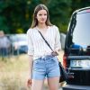 Short jeans e camisa social no verão: a combinação que fez a cabeça das fashionistas ganha mais informação de moda com nó frontal