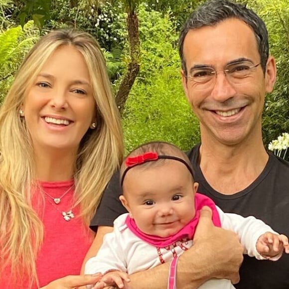 Filha de Tici Pinheiro e Tralli, Manu rouba cena em foto com os pais nesta segunda-feira, dia 02 de dezembro de 2019