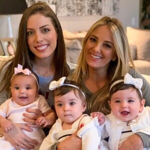 A filha mais nova de Ticiane Pinheiro, Manuella, conquistou por sua simpatia em foto com a família