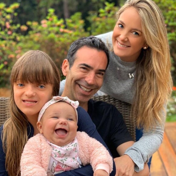 Cesar Tralli brincou sobre o crescimento da filha, Manuella, de 4 meses: 'É muito amor envolvido...E cada dia mais peso pra eu carregar'