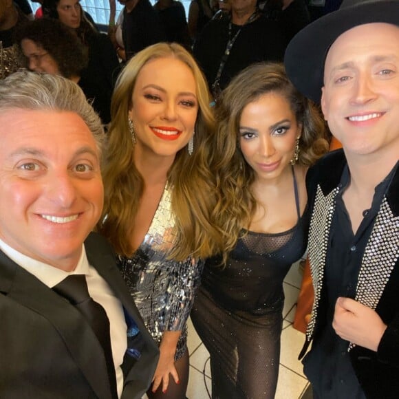 Anitta e Paolla Oliveira aparecem juntas em foto com Luciano Huck e Paulo Gustavo em backstage de programa de TV nesta terça-feira, dia 03 de dezembro de 2019