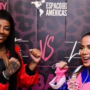 Anitta e Ludmilla sorriem em foto juntas em programa de Luciano Huck nesta terça-feira, dia 03 de dezembro de 2019