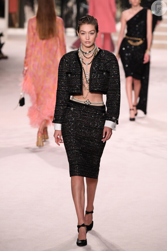 Os clássicos tailleurs da Chanel apareceram mais curtinhos e usados sem blusa por baixo