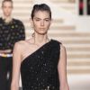 Em seu desfile pré-fall 2020, a Chanel apresentou vestidos de festa elegantes feitos com o clássico tweed da grife