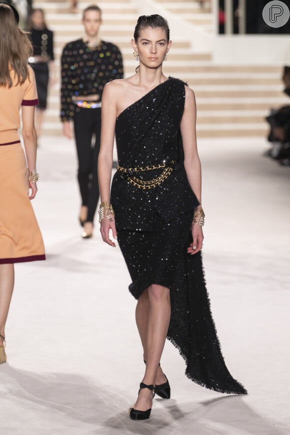 Em seu desfile pré-fall 2020, a Chanel apresentou vestidos de festa elegantes feitos com o clássico tweed da grife