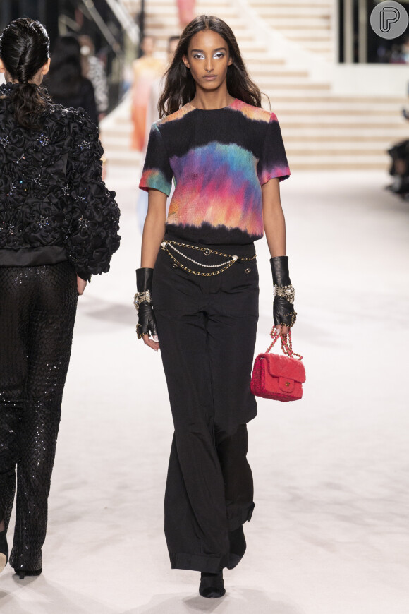 O tie dye, estampa que voltou à moda nas últimas temporadas, também foi aposta da Chanel em peças mais streetwear