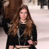O mix de colares de diferentes comprimentos fez parte dos looks da coleção pré-fall 2020 da Chanel