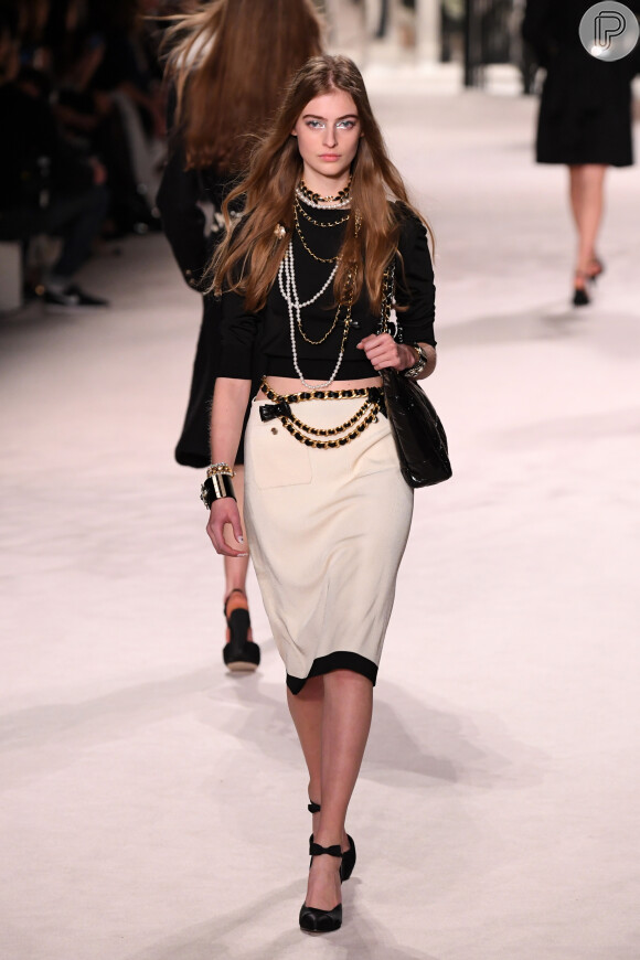 O mix de colares de diferentes comprimentos fez parte dos looks da coleção pré-fall 2020 da Chanel