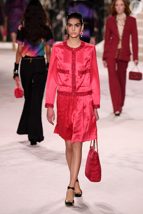 O desfile Métiers D'Art, da Chanel, que traz trends de moda para o outono 2020, mostrou looks em tons vibrantes, como o pink