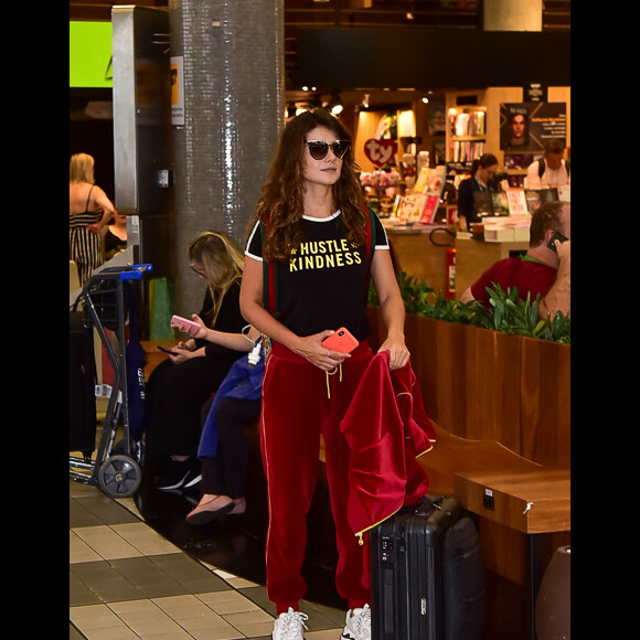 Paula Fernandes foi vista com look cheio de estilo em aeroporto de São Paulo