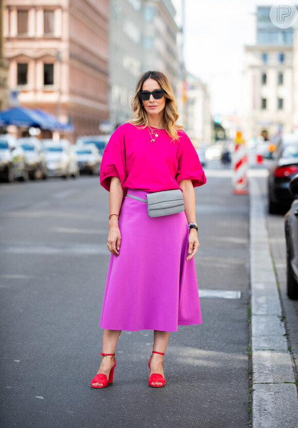 Moda verão 2020: o sapato vermelho é aliado na hora de criar um color-blocking com look rosa monocromático