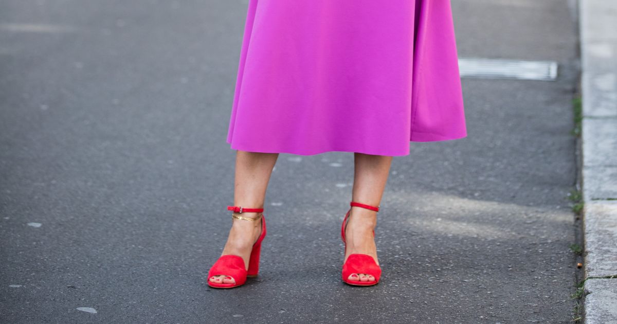 Moda verão 2020: o sapato vermelho é aliado na hora de criar um  color-blocking com look rosa monocromático - Purepeople