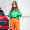 Moda verão 2020: calça laranja e blusa verde são combinação poderosa para apostar nas cores vibrantes na próxima estação