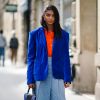 Moda verão 2020: blazer em tom de azul atemporal, eleito como cor do ano segundo a Patone, faz dupla com blusa laranja em look fashionista