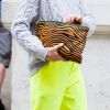 Moda verão 2020: bolsa com estampa animal print e calça neon formam dupla poderosa no street style internacional