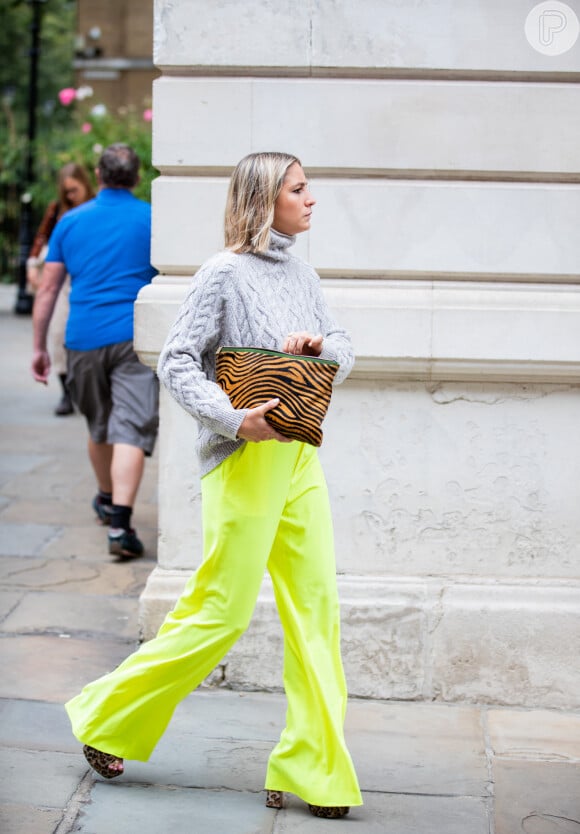 Moda verão 2020: bolsa com estampa animal print e calça neon formam dupla poderosa no street style internacional