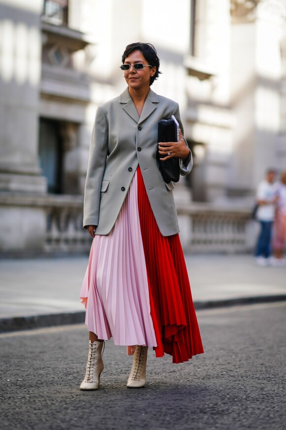 Moda verão 2020: saia bicolor vermelha e rosa é forma de combinar as duas cores tendência em um look fresquinho para a estação