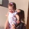 Thaeme Mariôto compartilhou vídeo beijando a filha, Liz, de quase 8 meses