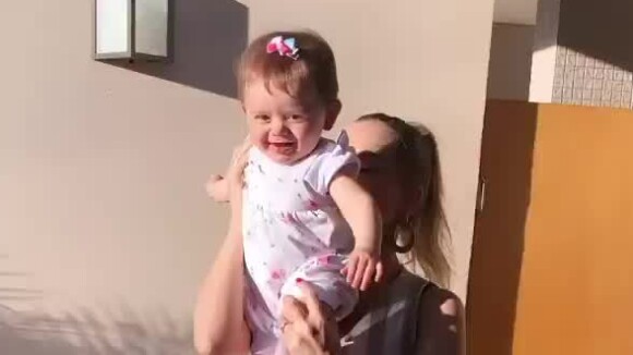 Thaeme Mariôto compartilhou vídeo beijando a filha, Liz, de quase 8 meses