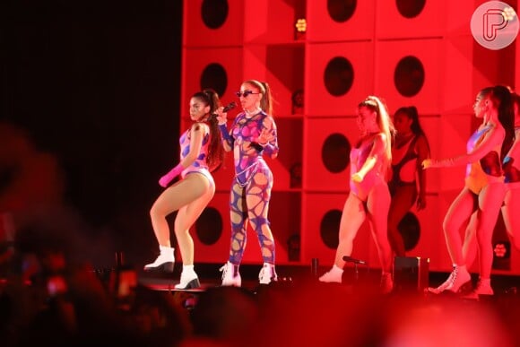 Anitta usou três looks ao fazer show em Madureira
