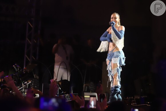 Anitta chorou ao fazer discurso durante show no Parque de Madureira