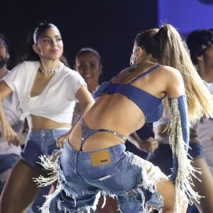 Anitta chorou ao fazer reproduzir no Parque de Madureira o show realizado no Rock in Rio, neste sábado, 7 de dezembro de 2019