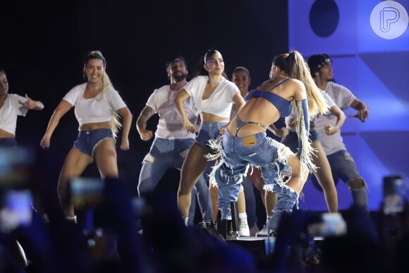 Anitta chorou ao fazer reproduzir no Parque de Madureira o show realizado no Rock in Rio, neste sábado, 7 de dezembro de 2019