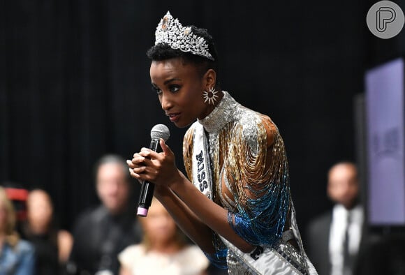 Miss Universo 2019: Zozibini Tunzi aposta em vestido com brilho e joias para competição neste domingo, dia 08 de dezembo de 2019