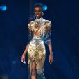 Miss Universo: Miss África do Sul Zozibini Tunzi aparece deslumbrante ao usar vestido com brilho e joias em programa neste domingo, dia 08 de dezembro de 2019