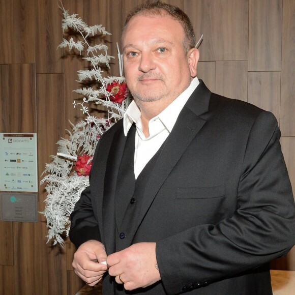 Erick Jacquin faz 55 anos e ganha 'festa' de filhos bebês na cama nesta segunda-feira, dia 09 de dezembro de 2019