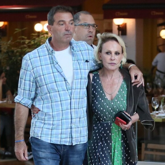 Ana Maria Braga e o novo namorado, Johnny Lucet, foram vistos juntos em shopping no Rio de Janeiro